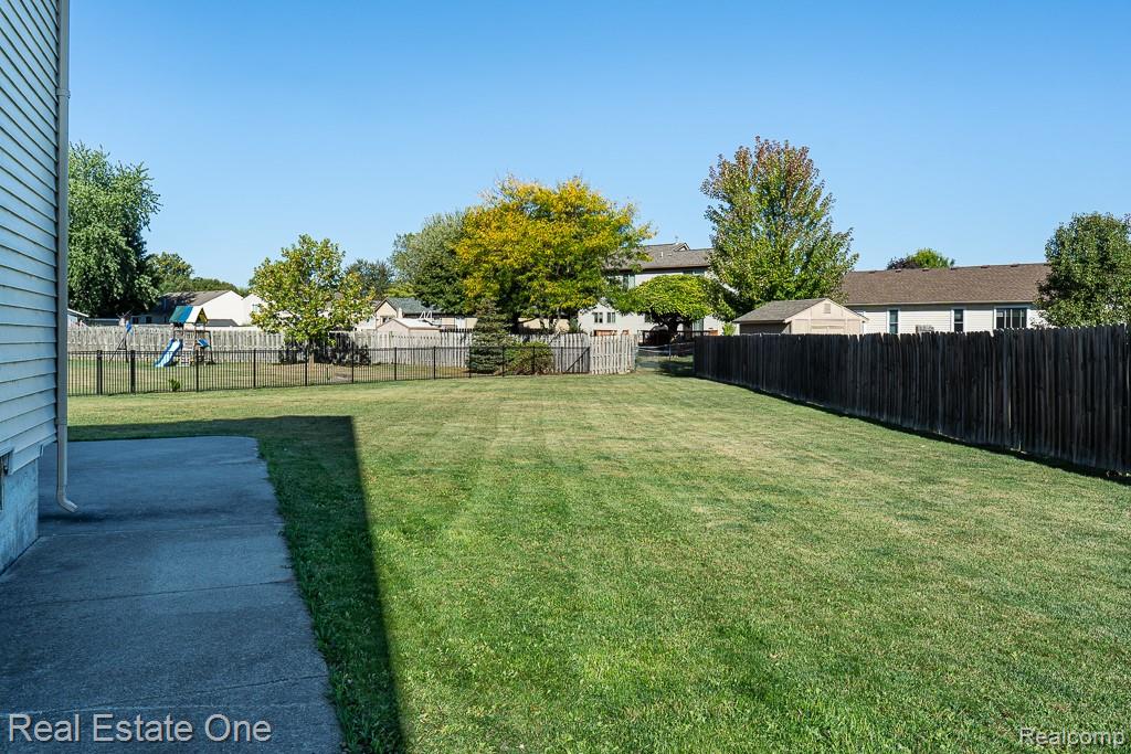48749 Smokey Glen Court, New Baltimore, MI — Photo 38