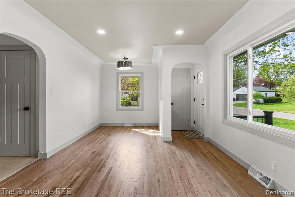 5857 BERKLEY Drive, Waterford, MI 48327 — Photo 6