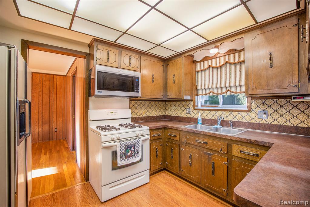 6603 Guildford Drive, Shelby Twp, MI 48316 — Photo 9