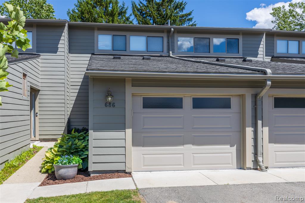 686 Peninsula Court, Ann Arbor, MI 48105