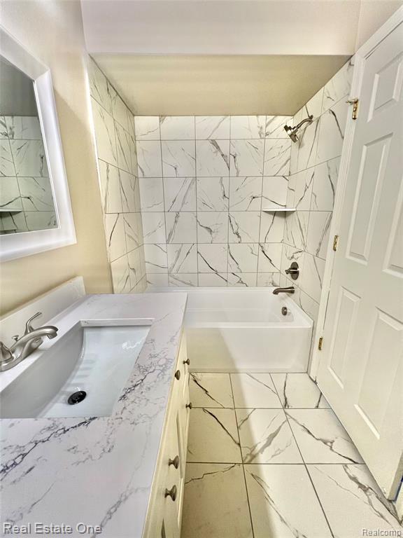 6121 ORCHARD LAKE, 202, West Bloomfield, MI — Photo 11