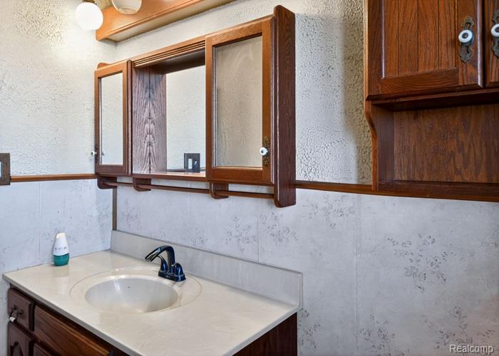300 S Heritier Road, Linwood, MI 48634 — Photo 18
