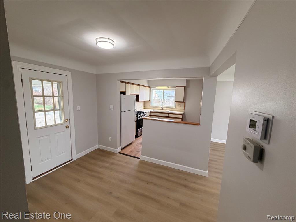 6582 Sterling Court, Garden City, MI — Photo 4