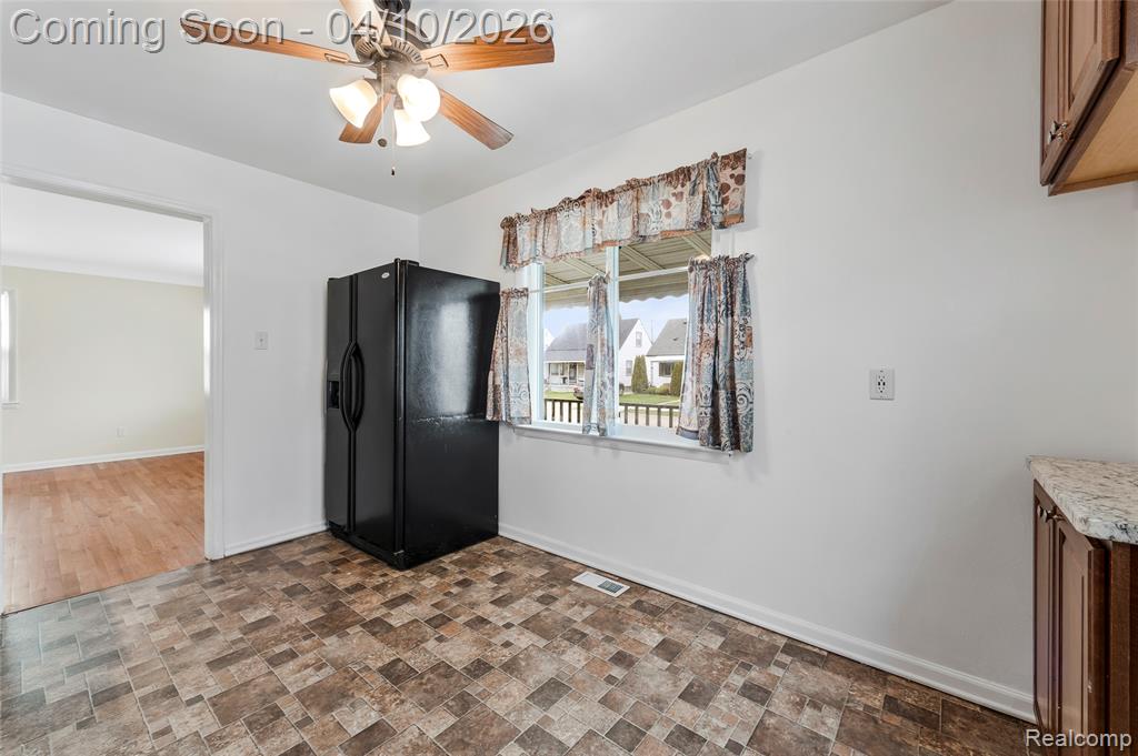 720 E Robert Avenue, Hazel Park, MI 48030 — Photo 12