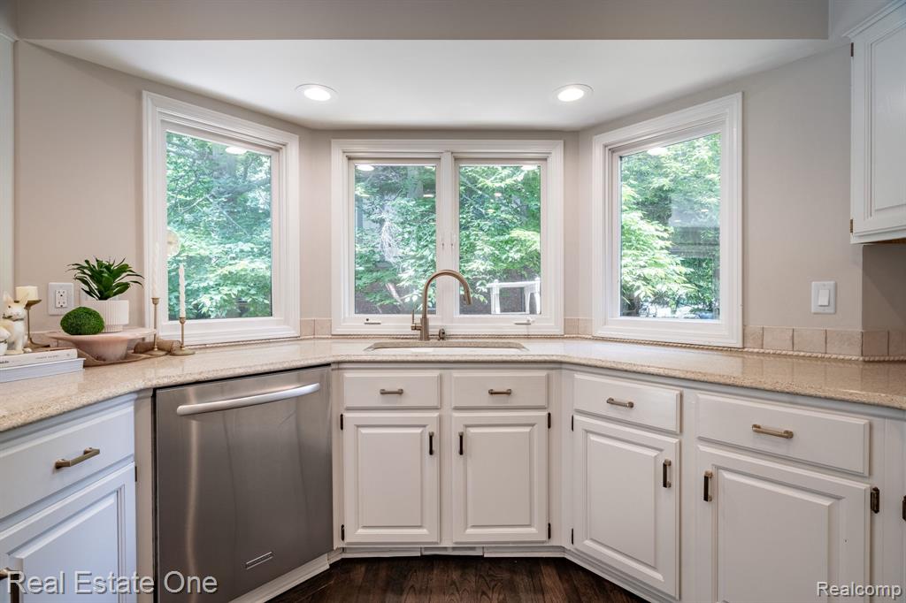 4794 RIVERS EDGE Drive, Troy, MI 48098 — Photo 13