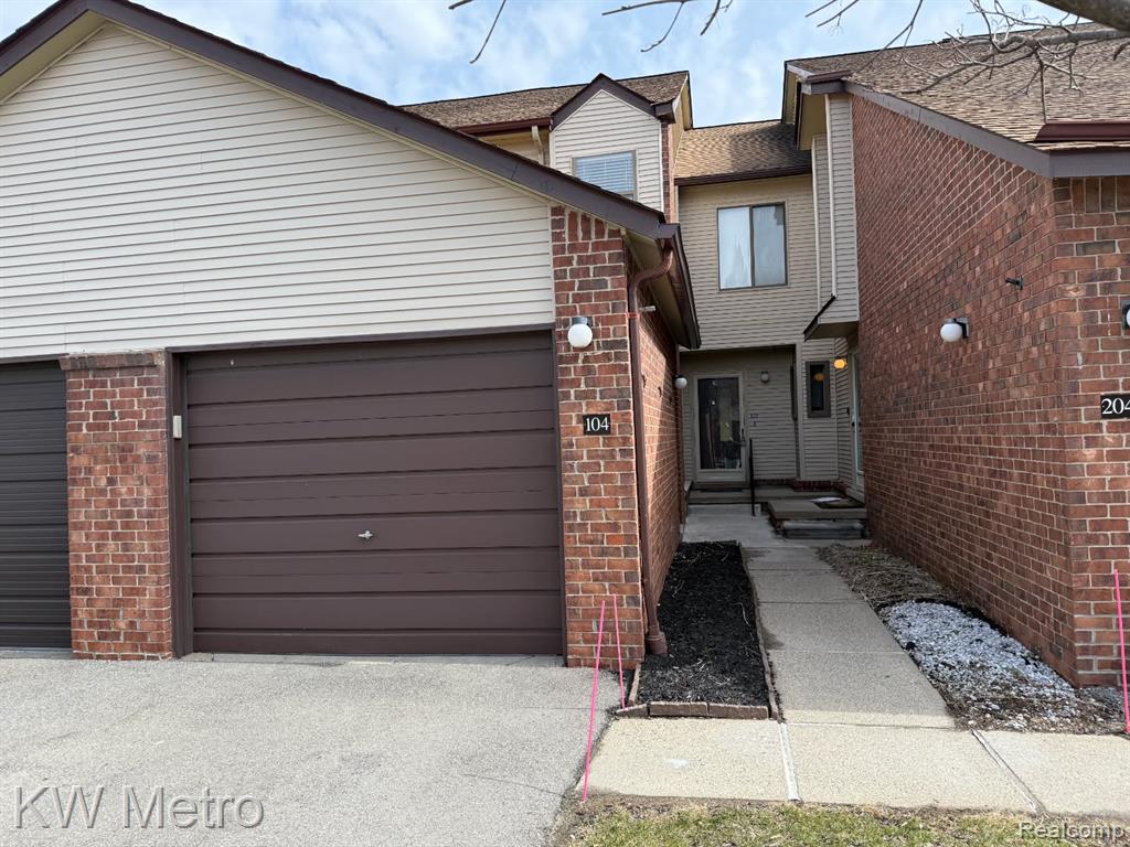 6680 Ridgefield Circle Circle, 104, West Bloomfield, MI — front exterior