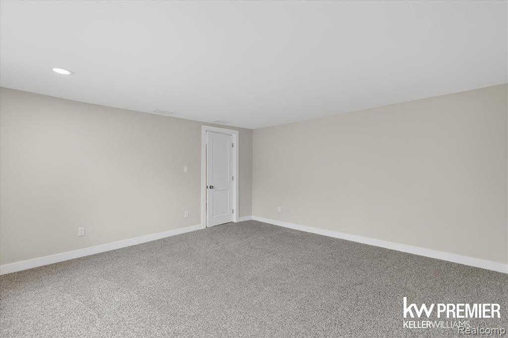 5658 Crescent Road, Waterford, MI 48327 — Photo 30