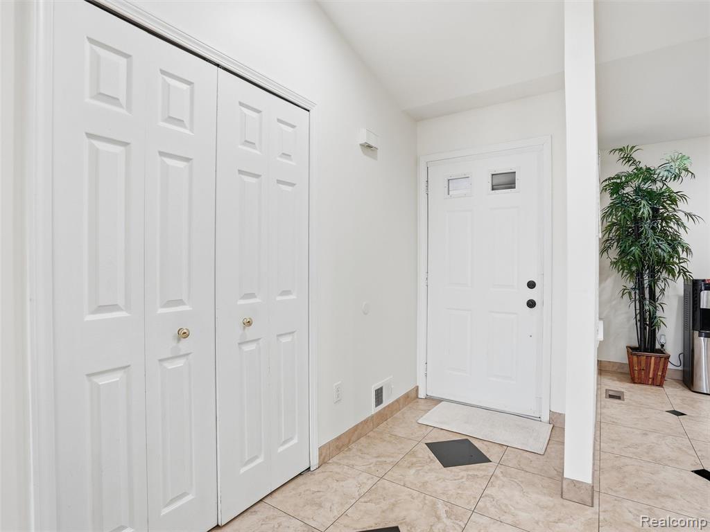 12410 Noonan Court, Utica, MI 48315 — Photo 2