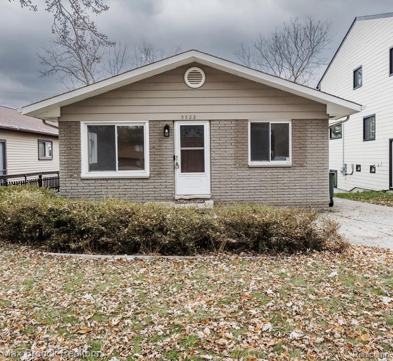 5528 SUNNYCREST Drive, West Bloomfield, MI 48323 — front exterior