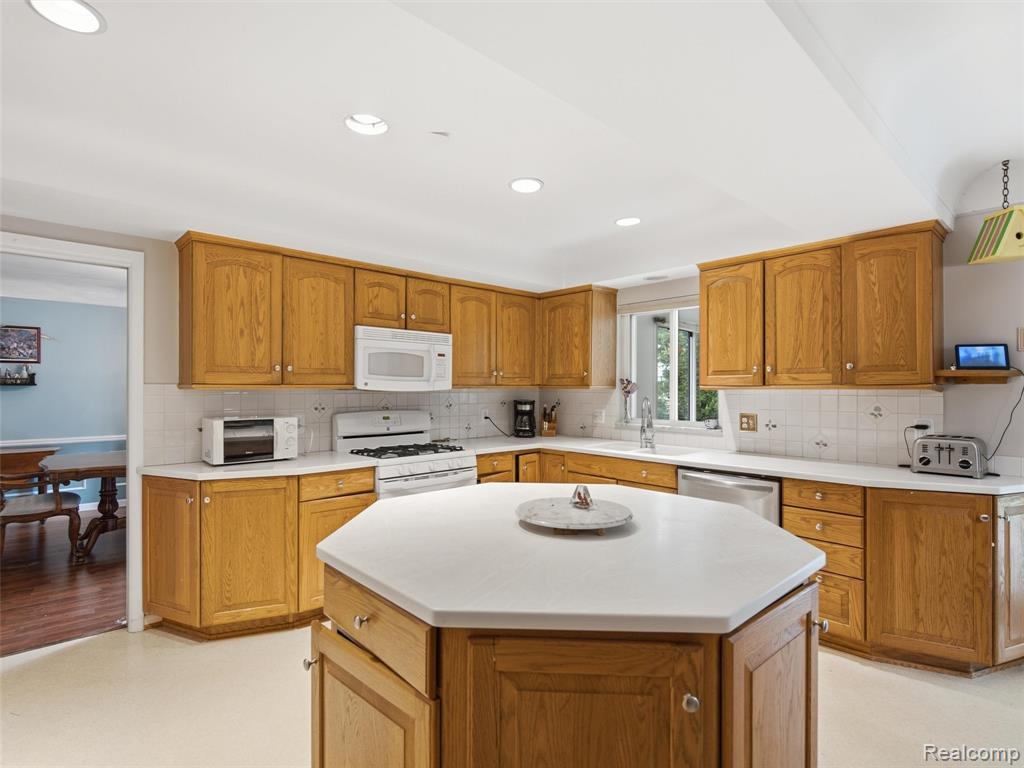 883 Briarcliff Drive, Grosse Pointe, MI 48236 — Photo 14