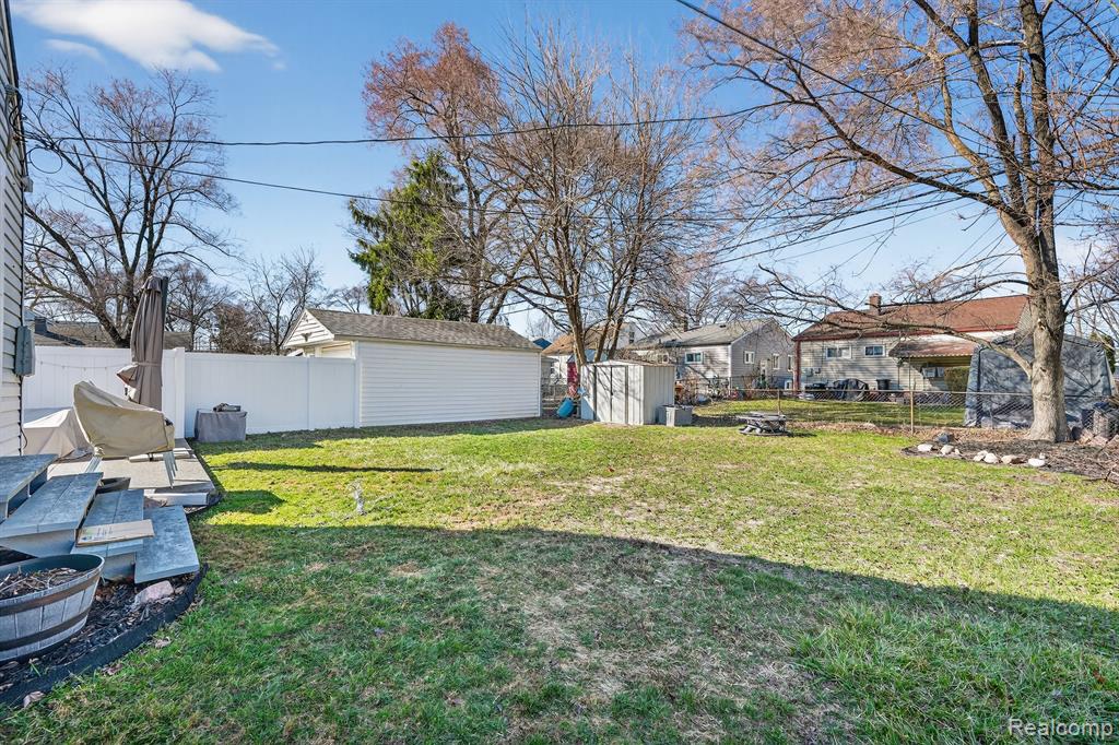 438 W Brockton Avenue, Madison Heights, MI 48071 — Photo 36