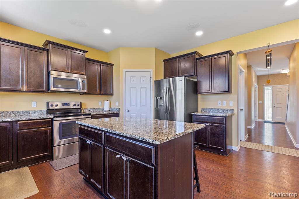 28547 Oakmonte Circle E, New Hudson, MI 48165 — Photo 8
