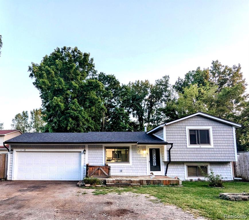 6915 PONTIAC LAKE Road, Waterford, MI 48327 — front exterior