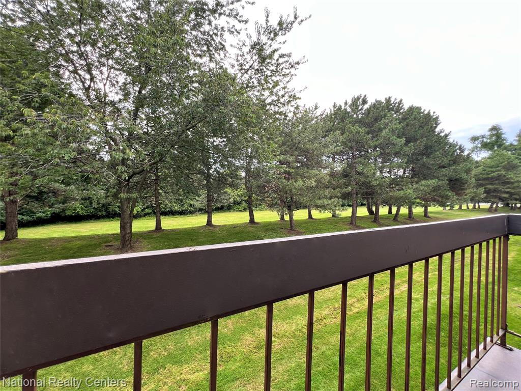 33911 Pondview Circle, Livonia, MI 48152 — Photo 23