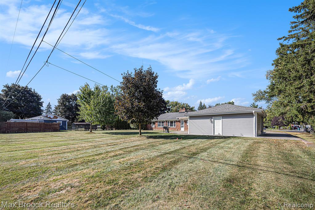 60 E Hurst Drive, Troy, MI 48085 — Photo 17