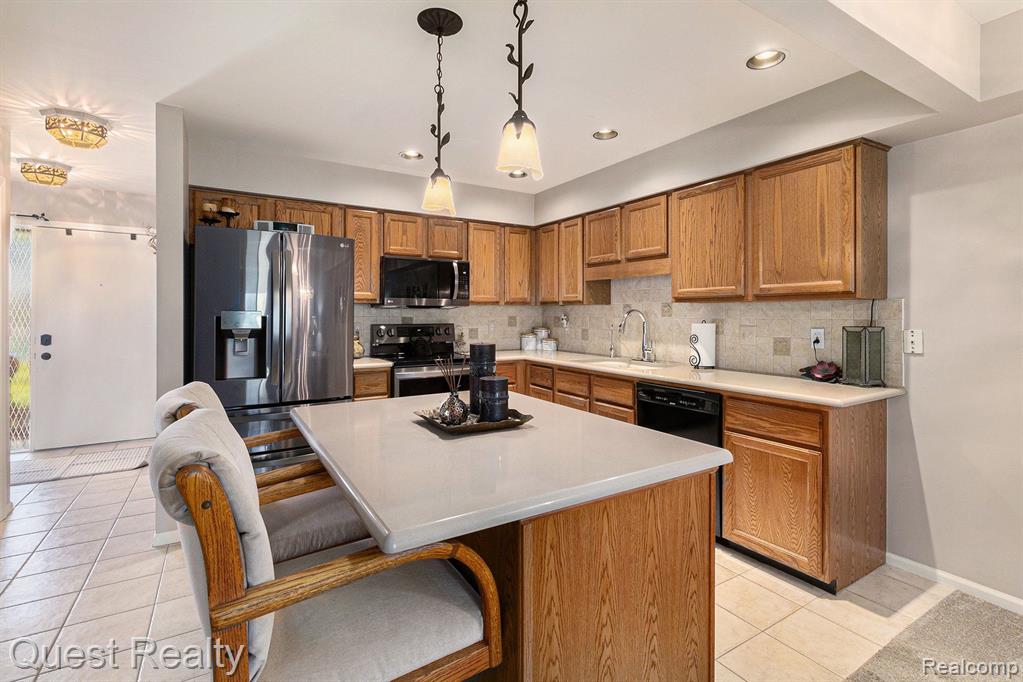 7897 MEADOW Drive, Waterford, MI 48329 — Photo 10