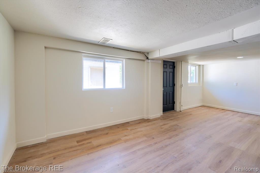 1401 Hillside Drive, Flint, MI 48532 — Photo 31