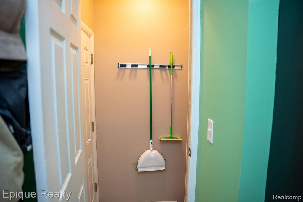 4505 Old Carriage Road, Flint, MI 48507 — Photo 32