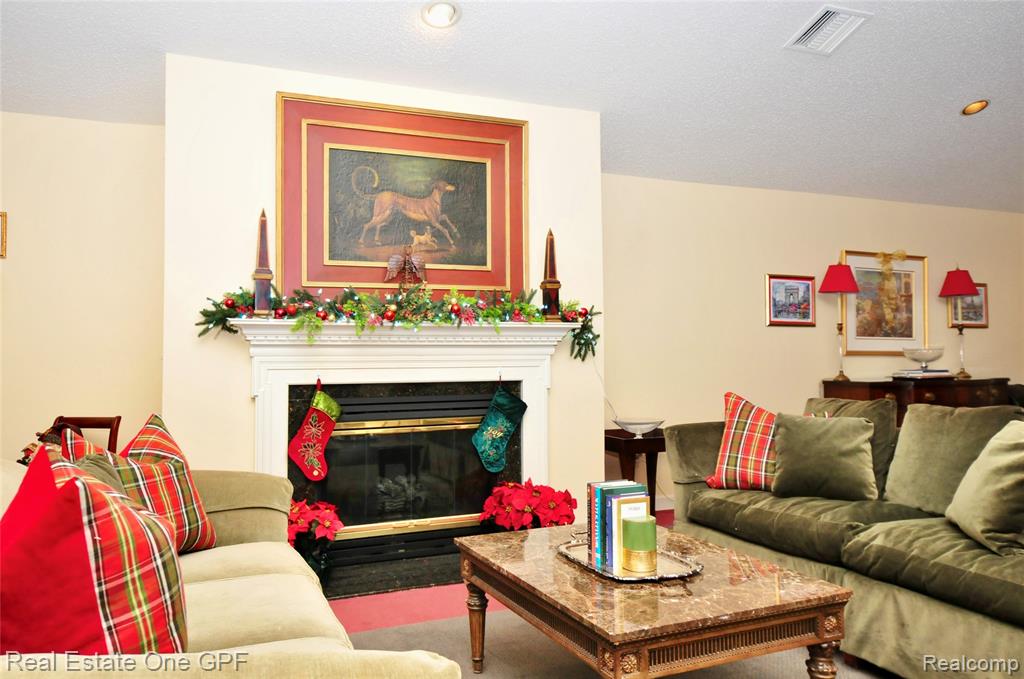 26 Pointe Park Place, 303, Grosse Pointe Park, MI 48230 — Photo 35