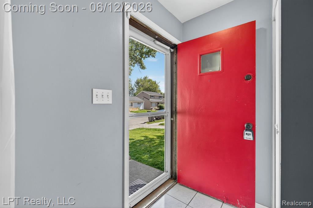 806 E Barrett Avenue, Madison Heights, MI 48071 — Photo 5