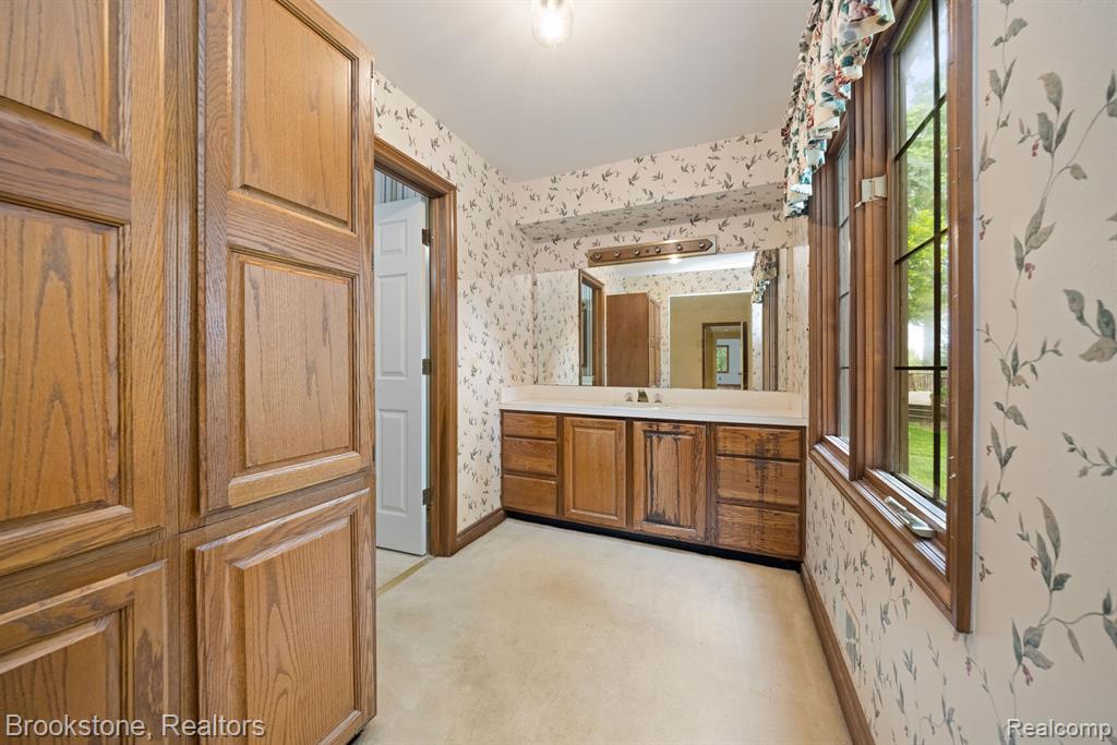 4237 WOODLANDS Lane, Orchard Lake Village, MI 48323 — Photo 21