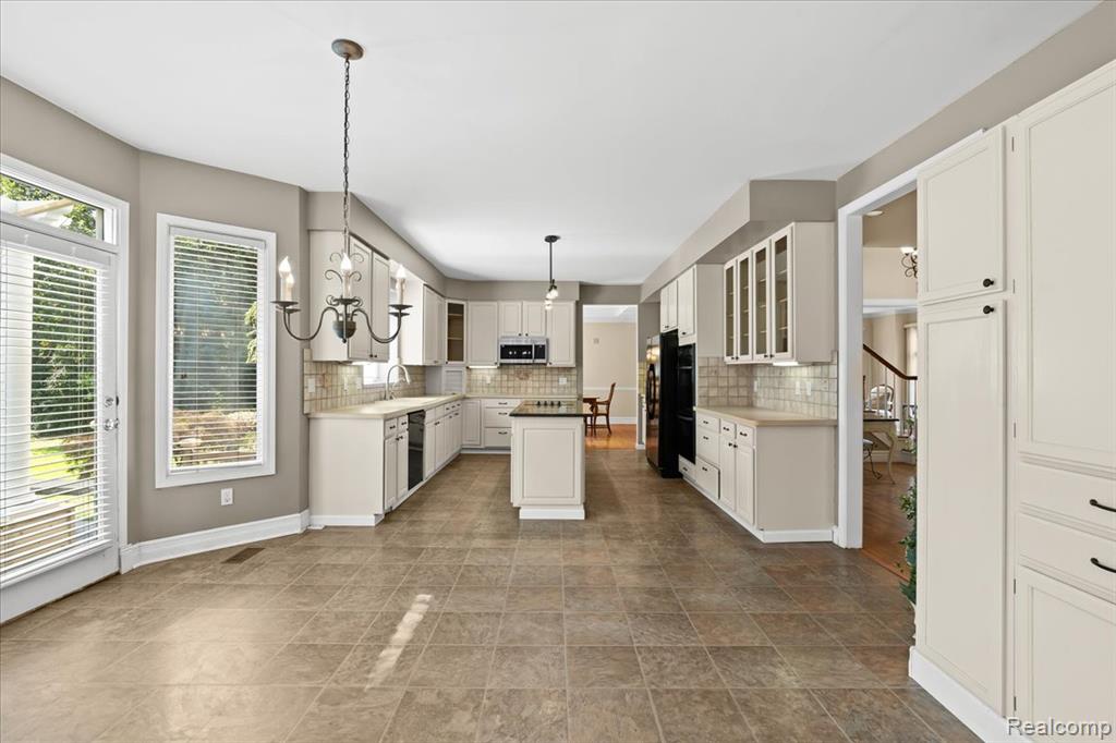 48075 Andover Drive, Novi, MI — Photo 18
