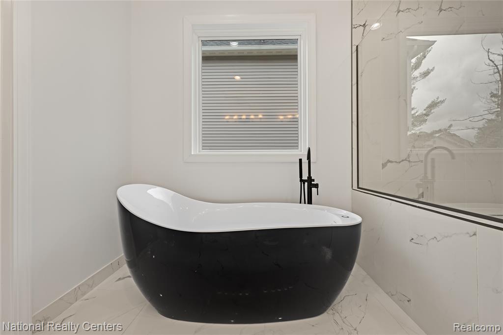 5245 BUELL Drive, Commerce Twp, MI 48382 — Photo 22