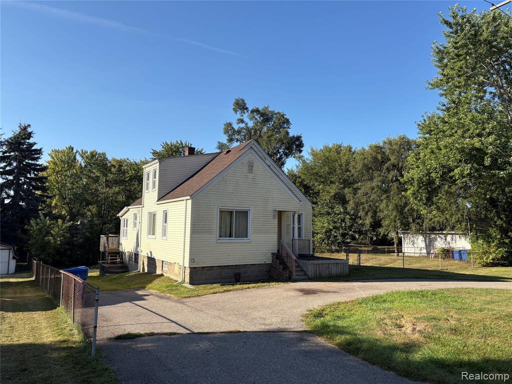 6215 Williams Lake Road, Waterford, MI 48329 — front exterior