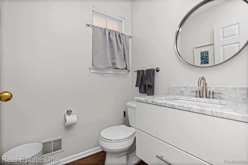 7570 Greenway Lane, West Bloomfield, MI 48324 — Photo 35