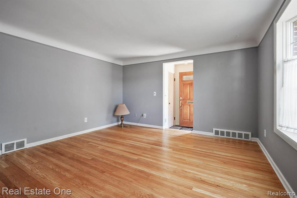 21135 LITTLESTONE Road, Harper Woods, MI 48225 — Photo 8