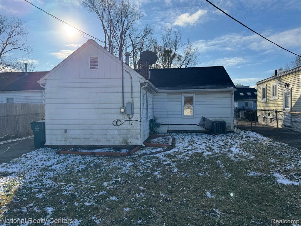 70 W MAPLEDALE Avenue, Hazel Park, MI 48030 — Photo 4