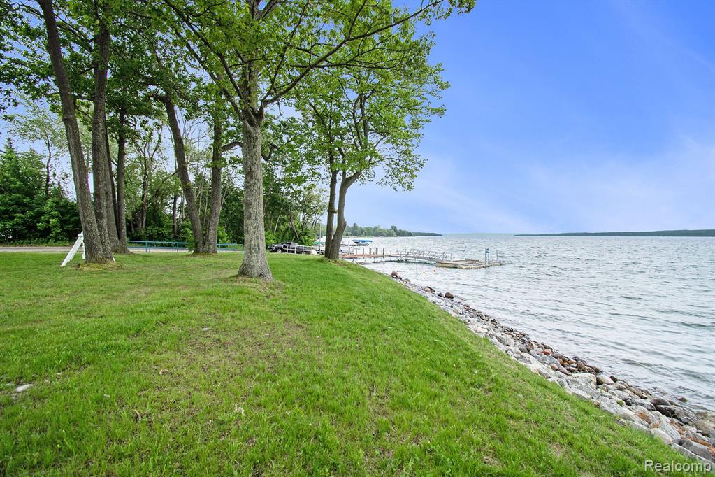 6954 LAKEVIEW Drive, Hubbard Lake, MI 49747 — Photo 25