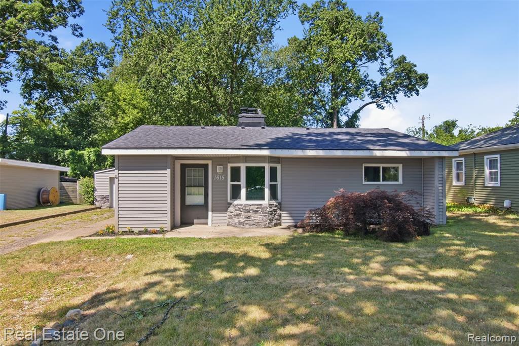 1615 S Commerce Road, Wolverine Lake, MI 48390