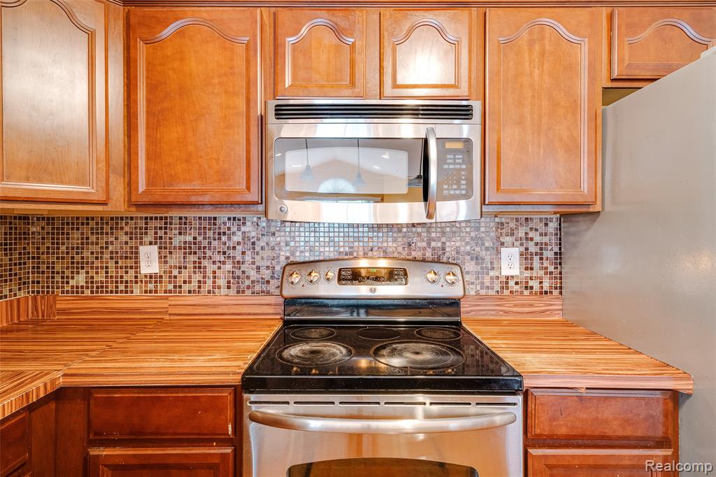 31204 Alexa Drive, Commerce Twp, MI 48390 — Photo 12