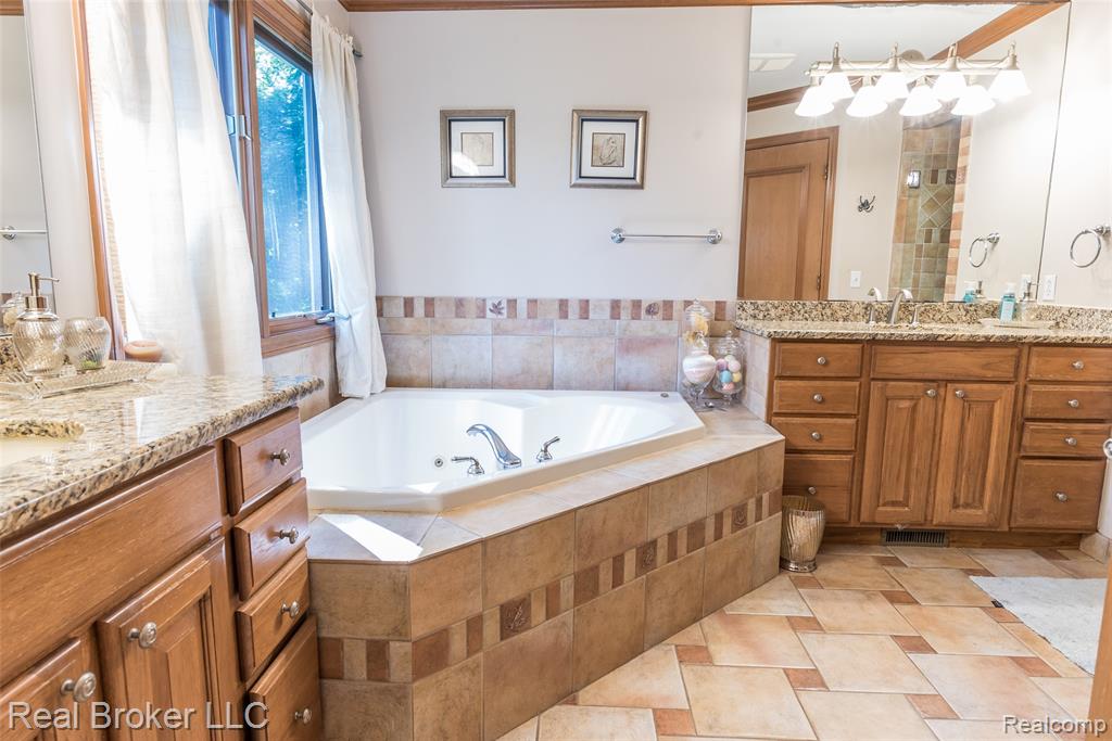 816 Seager Street, Commerce Twp, MI 48390 — Photo 28