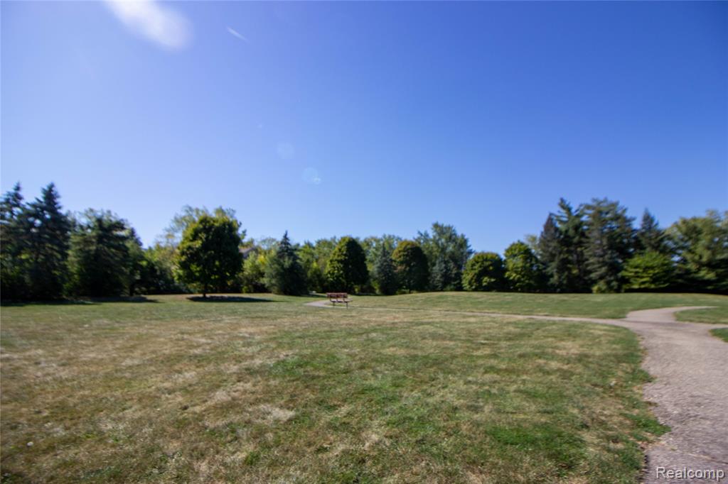 29294 W Glenoaks, Farmington Hills, MI 48334 — Photo 17