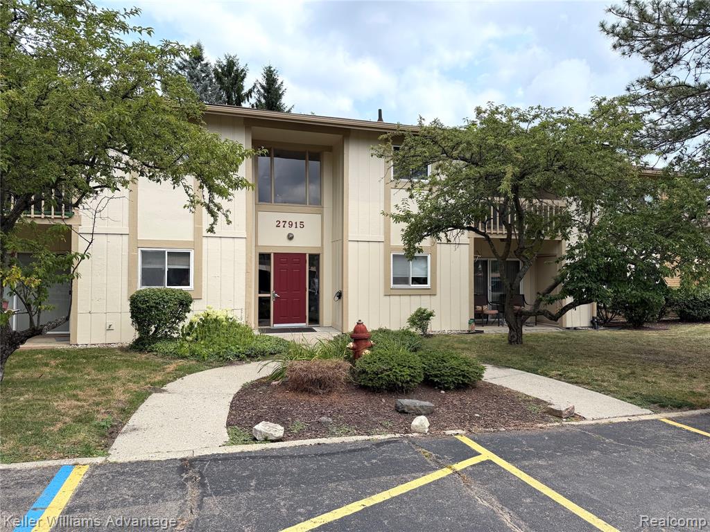 27915 Berrywood Lane, Farmington, MI 48334