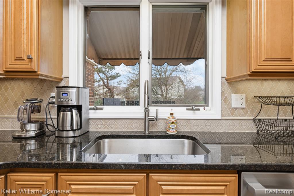 447 Antoinette Drive, Rochester Hills, MI 48309 — Photo 22