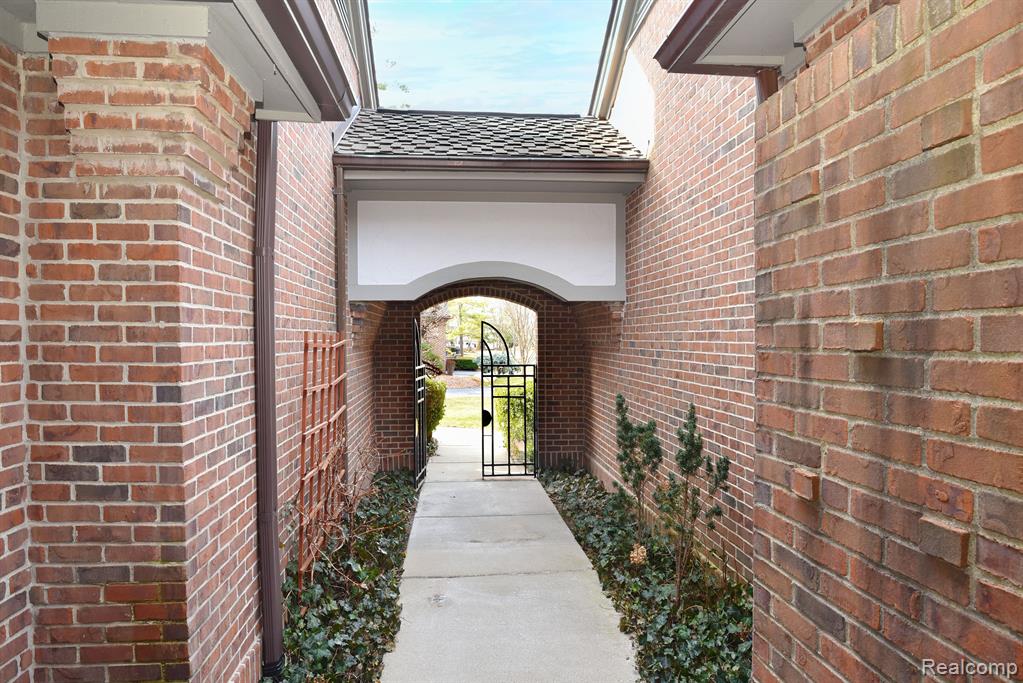 4074 Cranbrook Court, Bloomfield Hills, MI 48301 — Photo 40