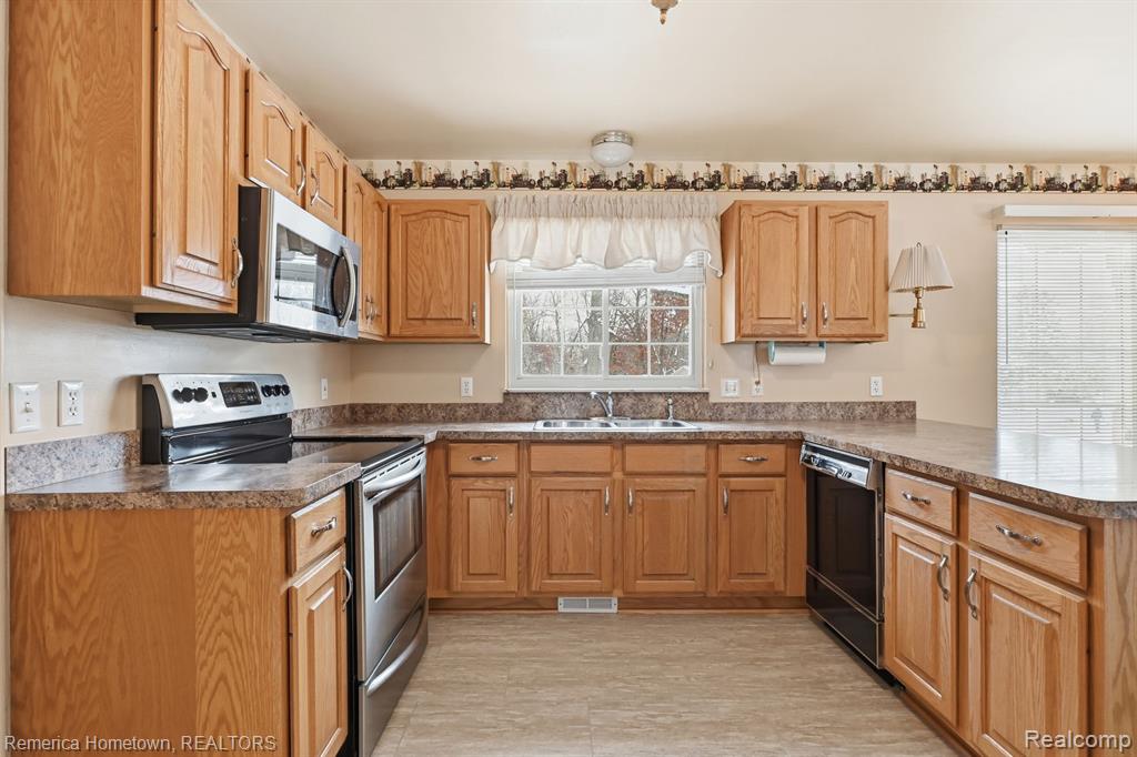8930 Twin Lakes Drive, White Lake, MI — Photo 10