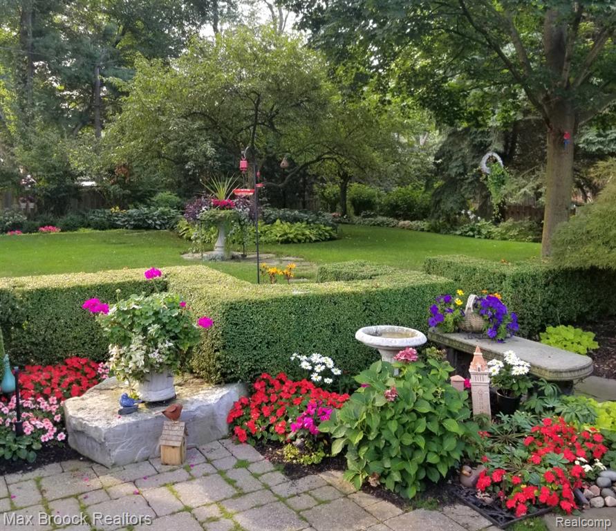 855 N Pemberton Road, Bloomfield Hills, MI 48302 — Photo 25