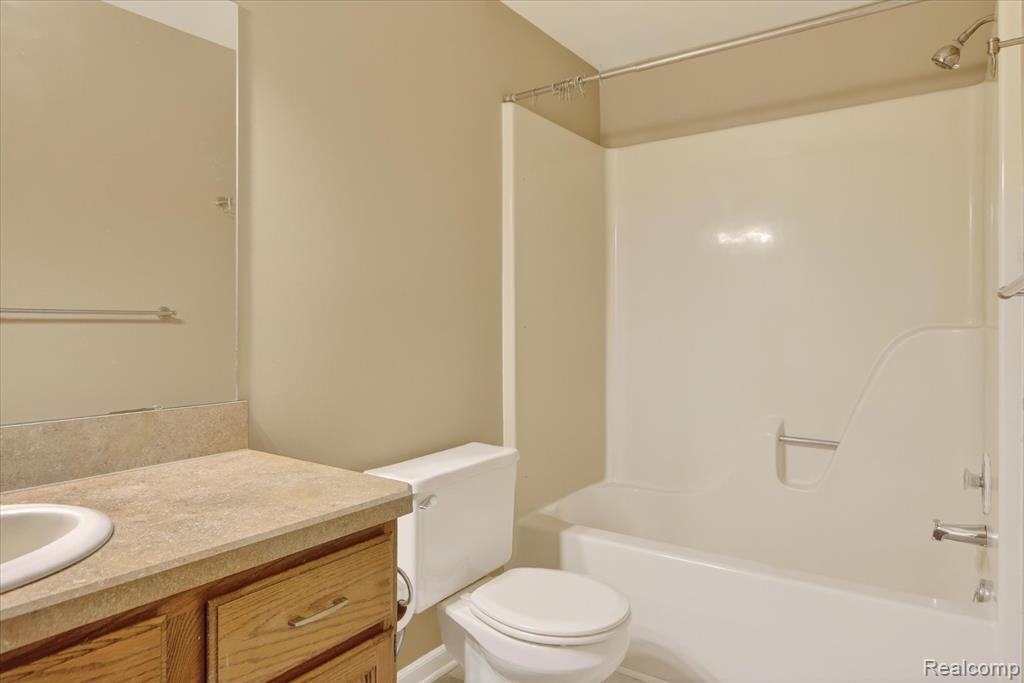 4364 S Meadow Drive, Waterford, MI 48329 — Photo 28