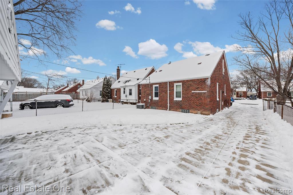 20688 Fleetwood Drive, Harper Woods, MI 48225 — Photo 37