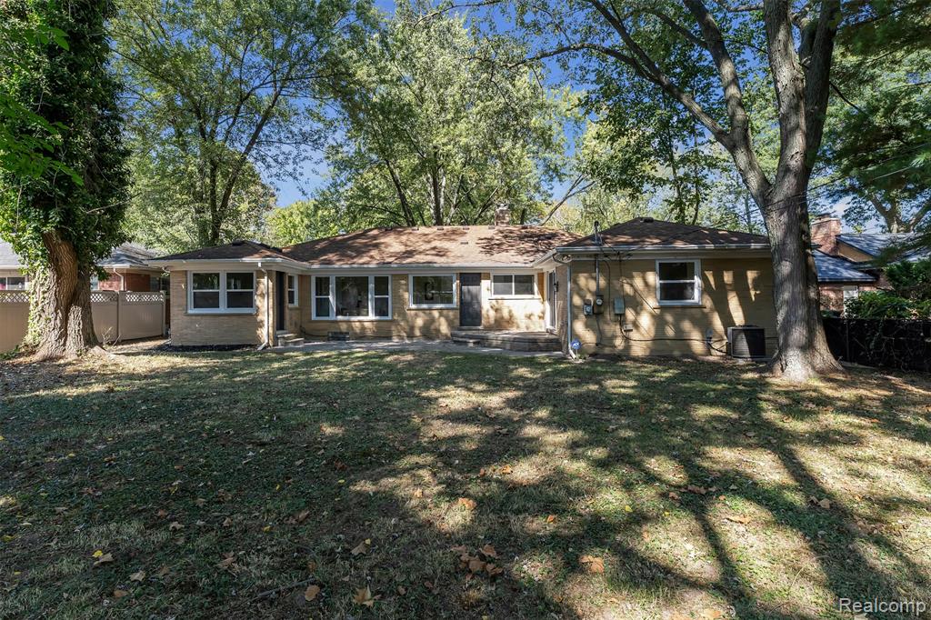18755 Cambridge Boulevard, Lathrup Village, MI 48076 — Photo 54
