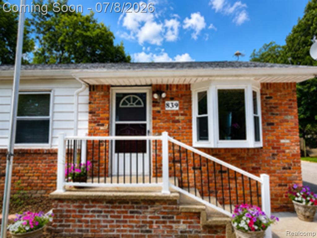 839 E Maple Street, Holly, MI 48442 — Photo 3