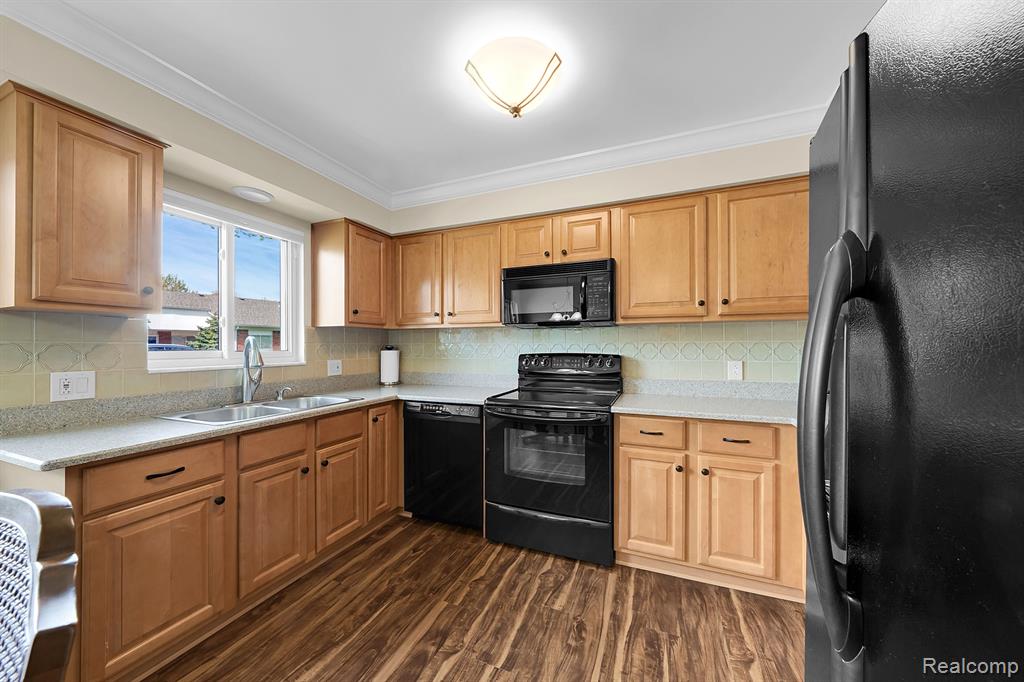 718 COUNTRY CLUB Drive, Saint Clair Shores, MI 48082 — Photo 5