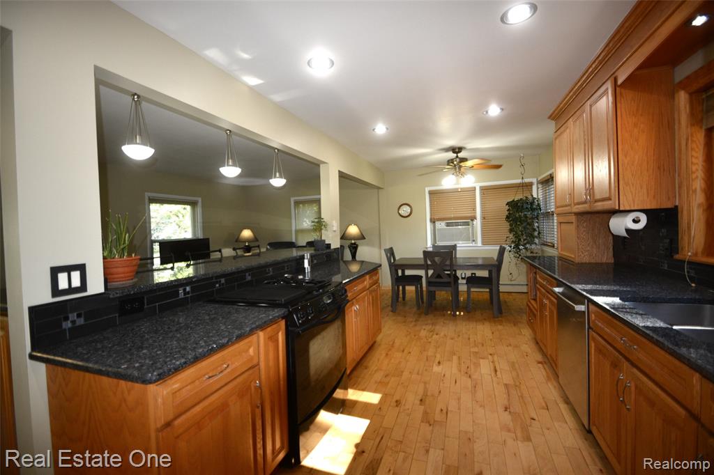 615 Willard Avenue, Rochester Hills, MI 48307 — Photo 9