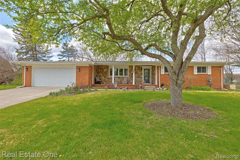 327 Coats Road, Lake Orion, MI 48362 — Photo 2