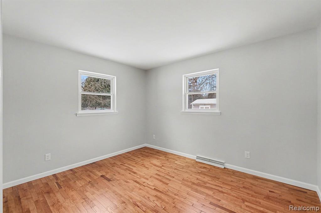 5396 Oaktree Drive, Flint, MI 48532 — Photo 9