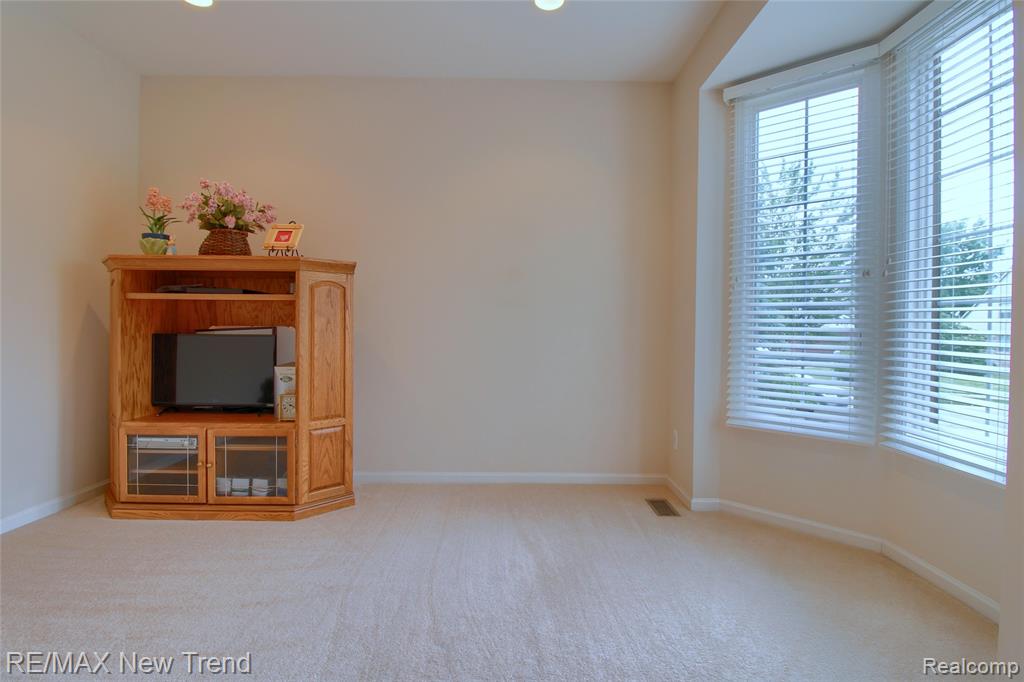 41672 Clemens Circle, Novi, MI 48377 — Photo 8